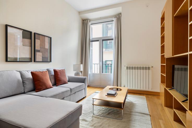 Madrid CentroのCalle Echegaray 19のアパートメントにある、モダンな家具を備えたエレガントなデザインのリビングルーム