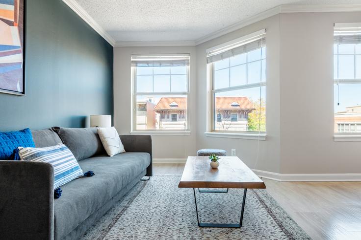 Elegante sala de estar con mobiliario moderno en un apartamento en Latrobe en Logan Circle, Washington D.C.