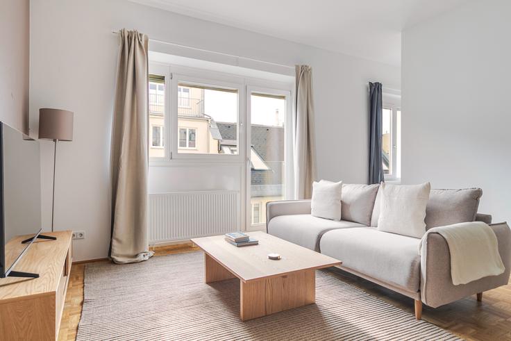 Elegant gestaltetes Wohnzimmer mit moderner Einrichtung in einer Wohnung im Antonigasse 28-30 in Vienna, Vienna