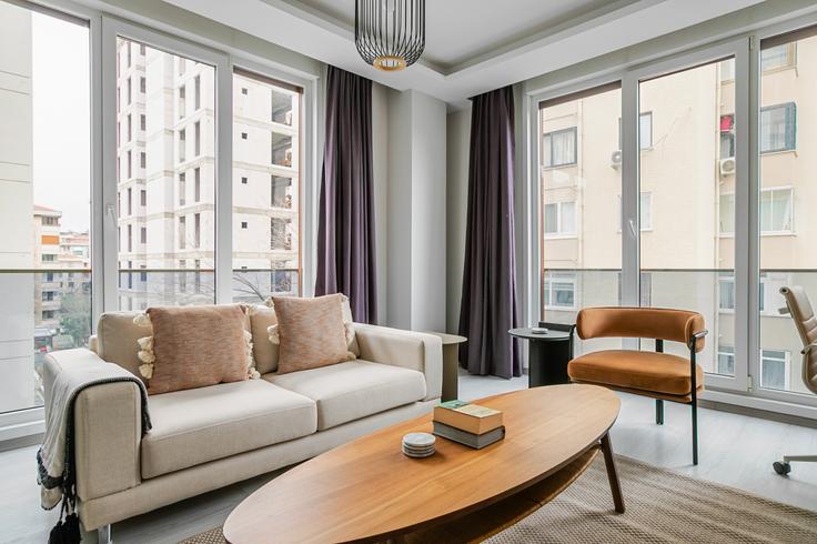 Sala de estar elegantemente projetada com móveis modernos em um apartamento no Eren Apartmanı - Erenköy em Kadıköy, İstanbul