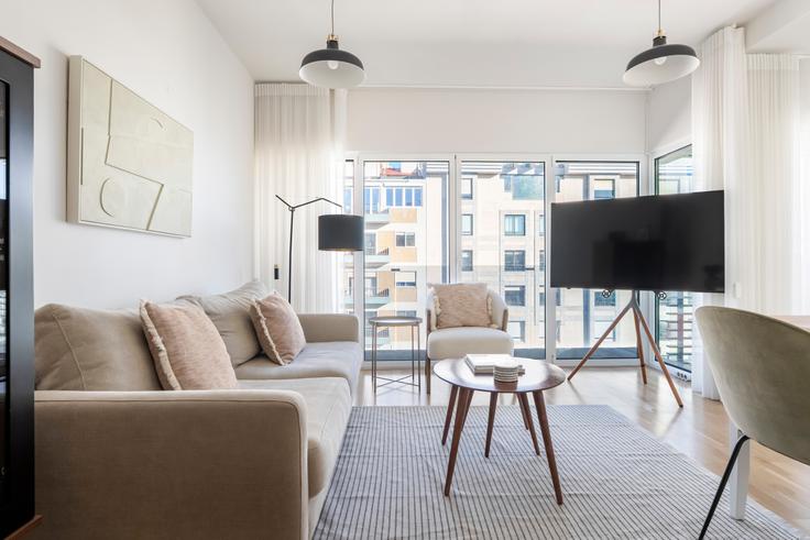 Sala de estar elegantemente projetada com móveis modernos em um apartamento no 5 de Outubro 355 em Alvalade, Lisbon Sala de estar elegantemente projetada com móveis modernos em um apartamento no 5 de Outubro 355 em Alvalade, Lisbon