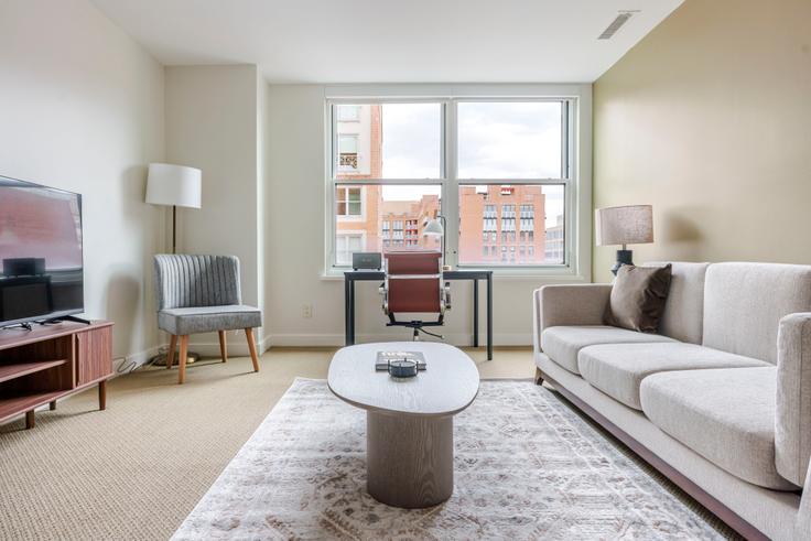 Elegant gestaltetes Wohnzimmer mit moderner Einrichtung in einer Wohnung im The Lansburgh in Washington, Washington Elegant gestaltetes Wohnzimmer mit moderner Einrichtung in einer Wohnung im The Lansburgh in Washington, Washington