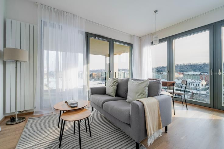 Elegante sala de estar con mobiliario moderno en un apartamento en Port karolina en Prague 8, Prague