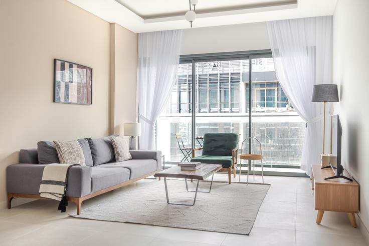 Elegant gestaltetes Wohnzimmer mit moderner Einrichtung in einer Wohnung im Viridian in Al Wasl, Dubai