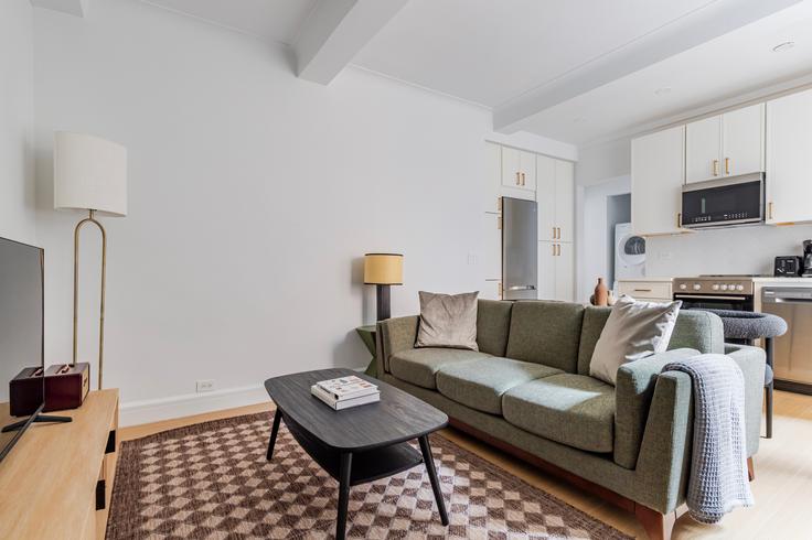 Elegant gestaltetes Wohnzimmer mit moderner Einrichtung in einer Wohnung im 244 West 72nd in Manhattan, New York Elegant gestaltetes Wohnzimmer mit moderner Einrichtung in einer Wohnung im 244 West 72nd in Manhattan, New York