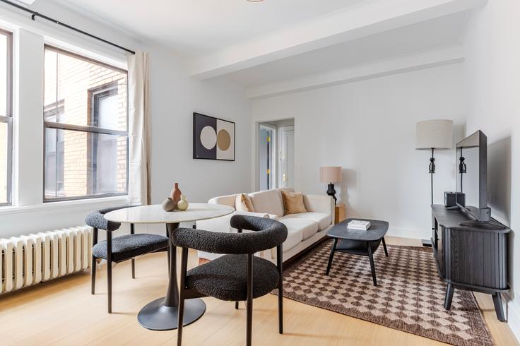 Elegant gestaltetes Wohnzimmer mit moderner Einrichtung in einer Wohnung im 244 West 72nd in Manhattan, New York Elegant gestaltetes Wohnzimmer mit moderner Einrichtung in einer Wohnung im 244 West 72nd in Manhattan, New York