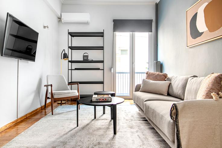 Salle de séjour élégante avec mobilier moderne dans un appartement à Varnava Square II à Central Athens, Athens Salle de séjour élégante avec mobilier moderne dans un appartement à Varnava Square II à Central Athens, Athens