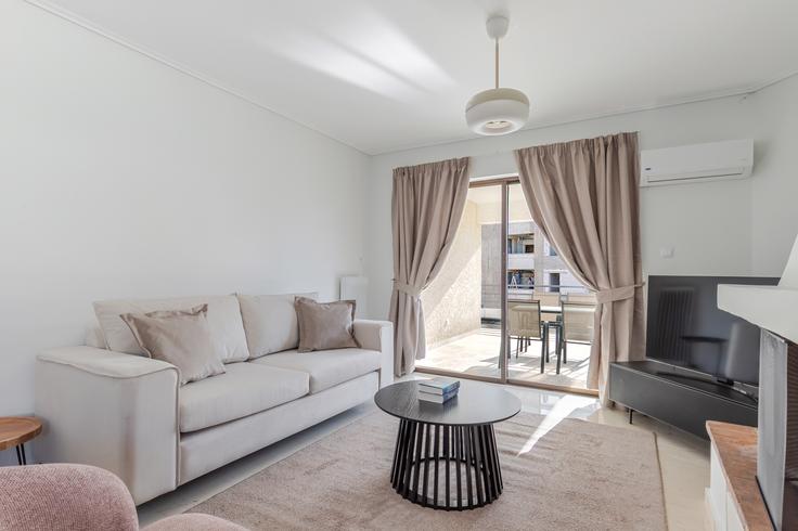 Elegante sala de estar con mobiliario moderno en un apartamento en Alsous 5, Marousi en North Athens, Athens Elegante sala de estar con mobiliario moderno en un apartamento en Alsous 5, Marousi en North Athens, Athens