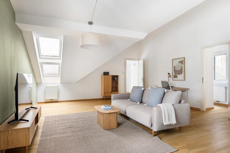 Vienna ViennaのMariahilferstraße 47のアパートメントにある、モダンな家具を備えたエレガントなデザインのリビングルーム