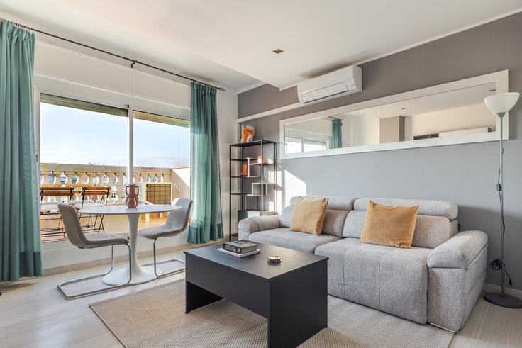 Elegante sala de estar con mobiliario moderno en un apartamento en Ronda Sant Antoni 16 en Ciutat Vella, Barcelona Elegante sala de estar con mobiliario moderno en un apartamento en Ronda Sant Antoni 16 en Ciutat Vella, Barcelona