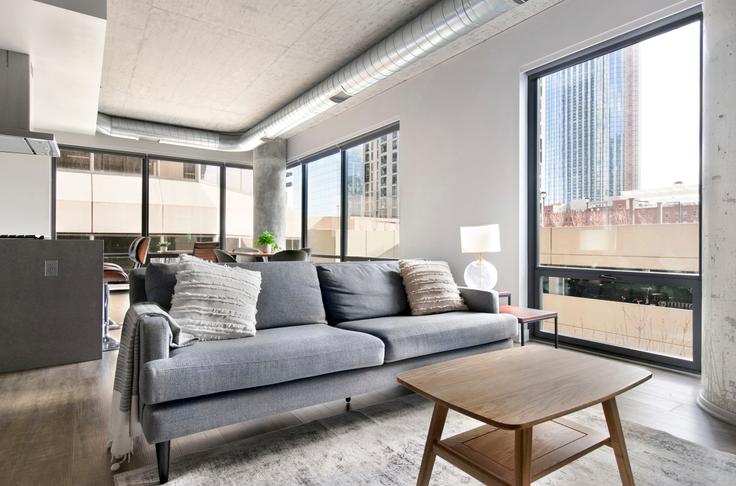 Elegante sala de estar con mobiliario moderno en un apartamento en Sienna en Chicago, Chicago