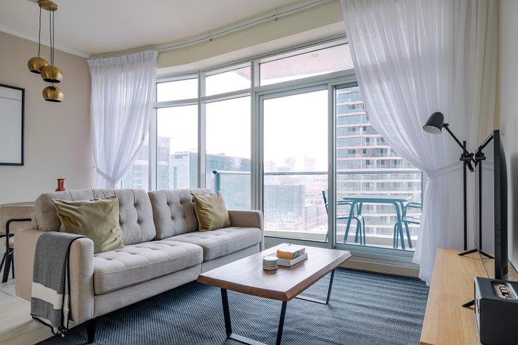 Elegant gestaltetes Wohnzimmer mit moderner Einrichtung in einer Wohnung im Burj views in Downtown Dubai, Dubai Elegant gestaltetes Wohnzimmer mit moderner Einrichtung in einer Wohnung im Burj views in Downtown Dubai, Dubai