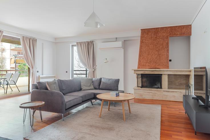 Fragkoklisias 47, Marousi adresindeki bir dairede modern mobilyalarla zarif bir şekilde tasarlanmış oturma odası North Athens, Athens Fragkoklisias 47, Marousi adresindeki bir dairede modern mobilyalarla zarif bir şekilde tasarlanmış oturma odası North Athens, Athens