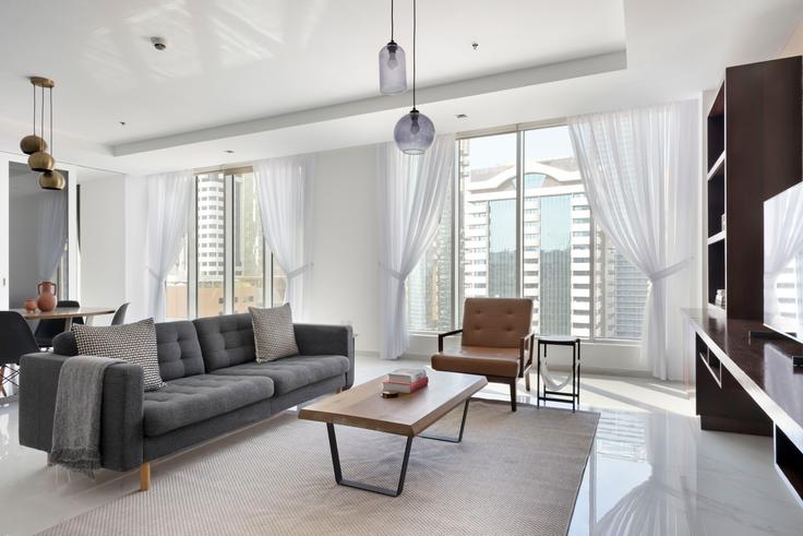 Sala de estar elegantemente projetada com móveis modernos em um apartamento no LimeStone House em Trade Center, Dubai
