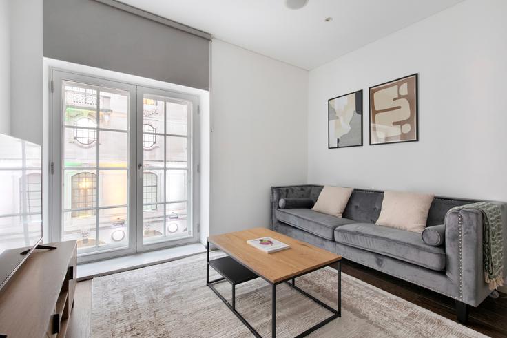 Sala de estar elegantemente projetada com móveis modernos em um apartamento no Marconi House 335 Strand London WC2R 1HA em City of Westminster, London Sala de estar elegantemente projetada com móveis modernos em um apartamento no Marconi House 335 Strand London WC2R 1HA em City of Westminster, London