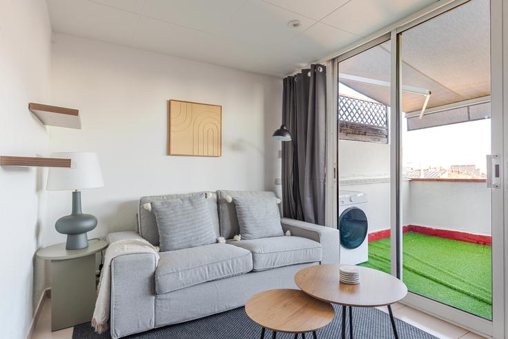 Sala de estar elegantemente projetada com móveis modernos em um apartamento no Valéncia 56 em Eixample, Barcelona