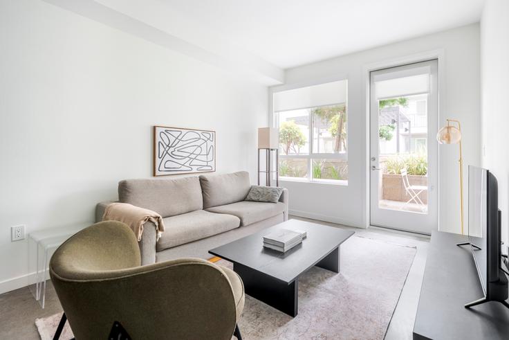 San Diego, San Diego에 위치한 Ruby at The Society 유닛의 세련된 인테리어가 돋보이는 거실