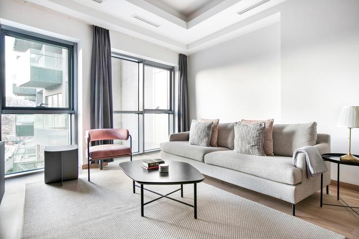 Sarıyer, İstanbul에 위치한 Ağaoğlu 1453 유닛의 세련된 인테리어가 돋보이는 거실 Sarıyer, İstanbul에 위치한 Ağaoğlu 1453 유닛의 세련된 인테리어가 돋보이는 거실