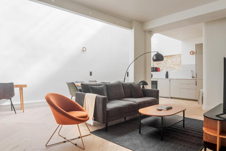 3rd arrondissement, Paris에 위치한 Normandie 14 유닛의 세련된 인테리어가 돋보이는 거실 3rd arrondissement, Paris에 위치한 Normandie 14 유닛의 세련된 인테리어가 돋보이는 거실