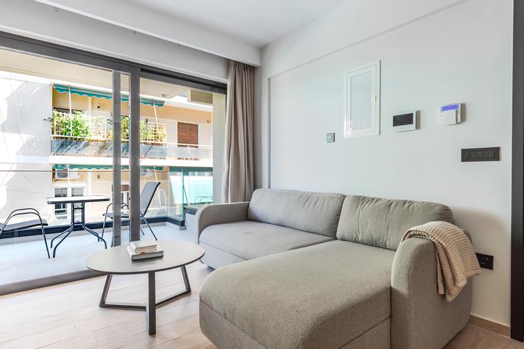 Sala de estar elegantemente projetada com móveis modernos em um apartamento no Markou Evgenikou 22 Athens em Central Athens, Athens