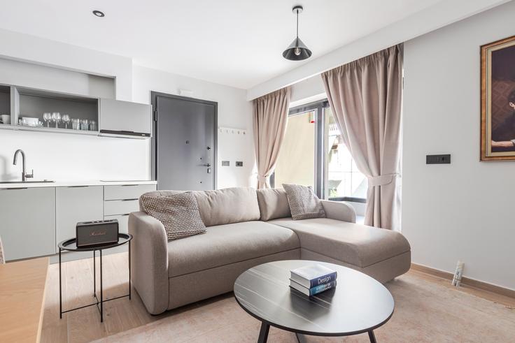 Salle de séjour élégante avec mobilier moderne dans un appartement à Markou Evgenikou 22 Athens à Central Athens, Athens