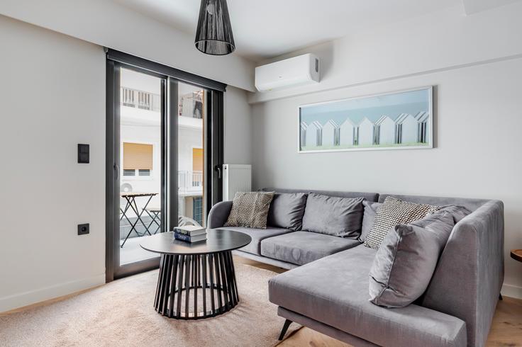 Elegante sala de estar con mobiliario moderno en un apartamento en Athanasias 28 Athens en Central Athens, Athens