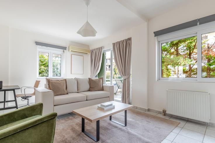 Athens North AthensのAgias Lavrasのアパートメントにある、モダンな家具を備えたエレガントなデザインのリビングルーム