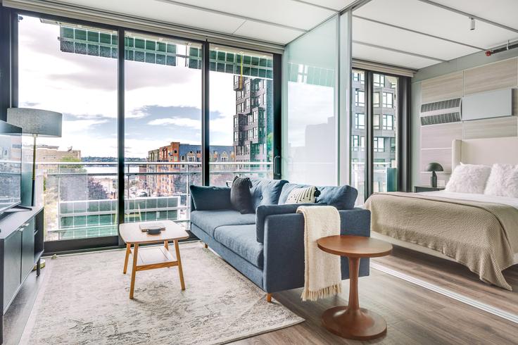 Seattle, Seattle에 위치한 3ZERO3 유닛의 세련된 인테리어가 돋보이는 거실 Seattle, Seattle에 위치한 3ZERO3 유닛의 세련된 인테리어가 돋보이는 거실