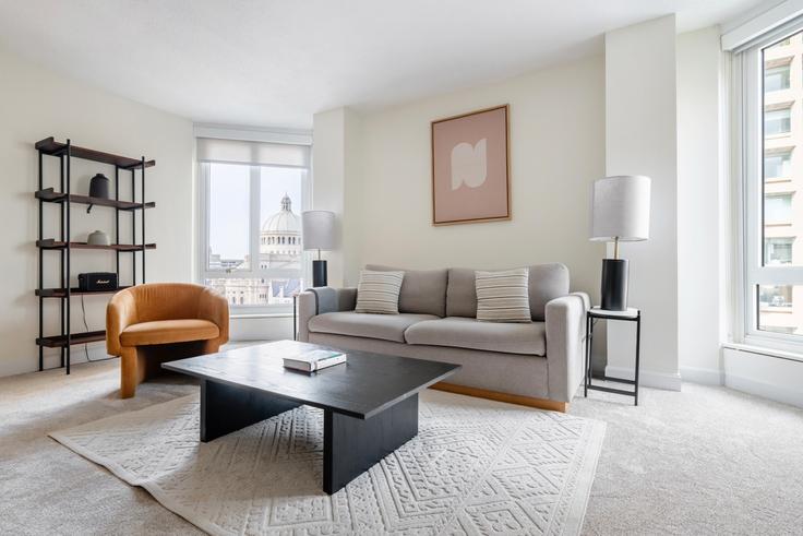 Elegant gestaltetes Wohnzimmer mit moderner Einrichtung in einer Wohnung im Greenhouse Apartments in Boston, Boston Elegant gestaltetes Wohnzimmer mit moderner Einrichtung in einer Wohnung im Greenhouse Apartments in Boston, Boston