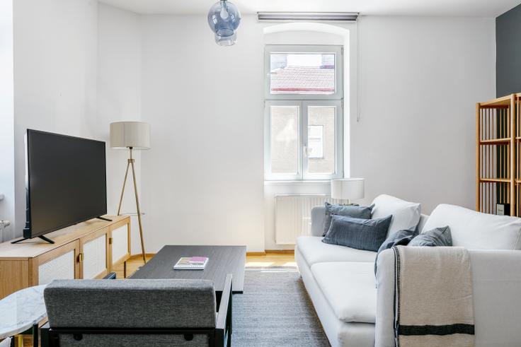 Elegante sala de estar con mobiliario moderno en un apartamento en Eckertgasse 10 en Vienna, Vienna