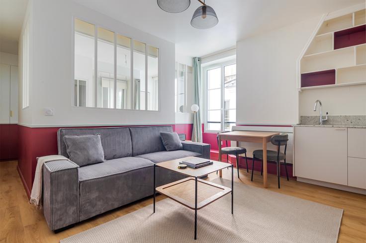 Champ de Mars 16 adresindeki bir dairede modern mobilyalarla zarif bir şekilde tasarlanmış oturma odası 7th arrondissement, Paris