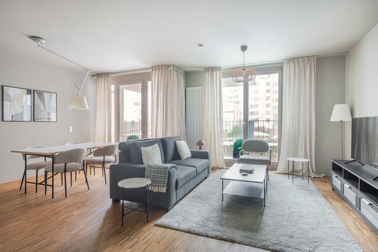 Elegante sala de estar con mobiliario moderno en un apartamento en Waldemarstraße 15A, 10179 Berlin, Germany en Berlin, Berlin Elegante sala de estar con mobiliario moderno en un apartamento en Waldemarstraße 15A, 10179 Berlin, Germany en Berlin, Berlin