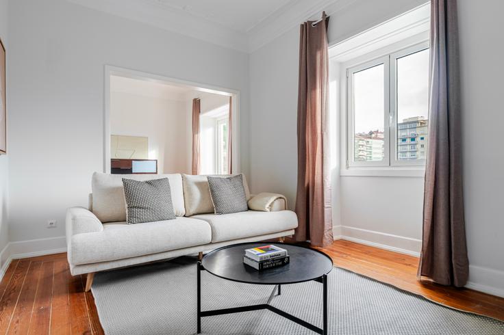 Lisbon AreeiroのAlameda Dom Afonso Henriques 54, 1900-182 Lisboa, Portugalのアパートメントにある、モダンな家具を備えたエレガントなデザインのリビングルーム Lisbon AreeiroのAlameda Dom Afonso Henriques 54, 1900-182 Lisboa, Portugalのアパートメントにある、モダンな家具を備えたエレガントなデザインのリビングルーム