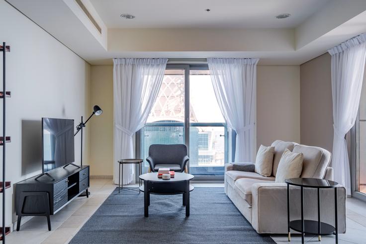 Elegante sala de estar con mobiliario moderno en un apartamento en Princess Tower en Dubai Marina, Dubai Elegante sala de estar con mobiliario moderno en un apartamento en Princess Tower en Dubai Marina, Dubai