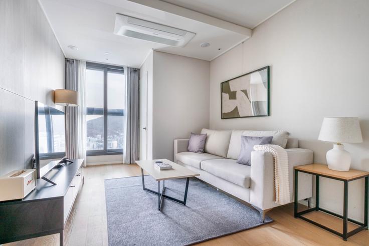 Jung District, Seoul에 위치한 Sewoon Prugio Hericity APT 유닛의 세련된 인테리어가 돋보이는 거실 Jung District, Seoul에 위치한 Sewoon Prugio Hericity APT 유닛의 세련된 인테리어가 돋보이는 거실