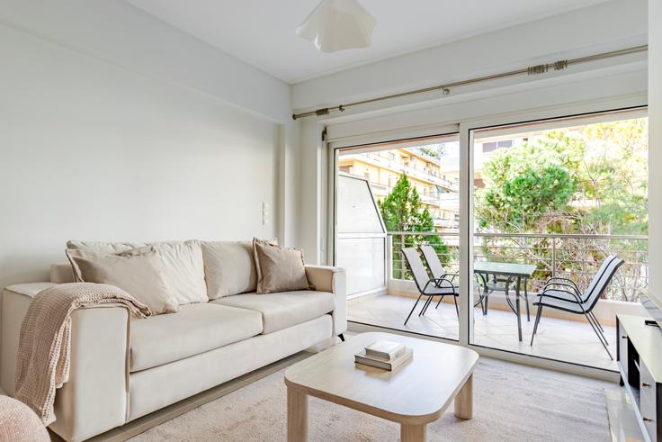 Sala de estar elegantemente projetada com móveis modernos em um apartamento no Nireos 12 em South Athens, Athens