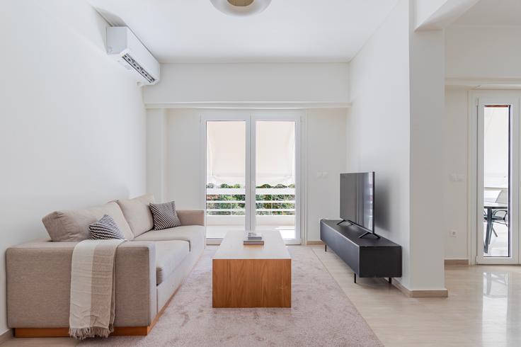 Elegant gestaltetes Wohnzimmer mit moderner Einrichtung in einer Wohnung im Zerva 54 in South Athens, Athens Elegant gestaltetes Wohnzimmer mit moderner Einrichtung in einer Wohnung im Zerva 54 in South Athens, Athens