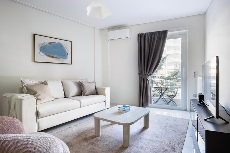 Salle de séjour élégante avec mobilier moderne dans un appartement à Davaki IV à South Athens, Athens Salle de séjour élégante avec mobilier moderne dans un appartement à Davaki IV à South Athens, Athens