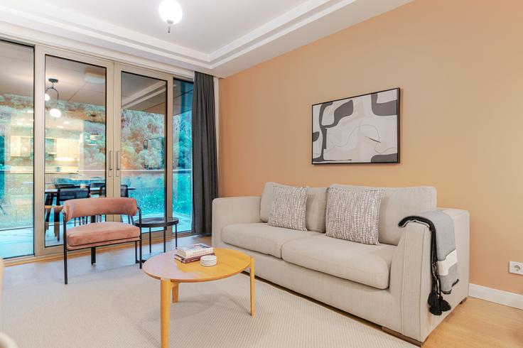 İstanbul SarıyerのVadi İstanbul Terasのアパートメントにある、モダンな家具を備えたエレガントなデザインのリビングルーム İstanbul SarıyerのVadi İstanbul Terasのアパートメントにある、モダンな家具を備えたエレガントなデザインのリビングルーム