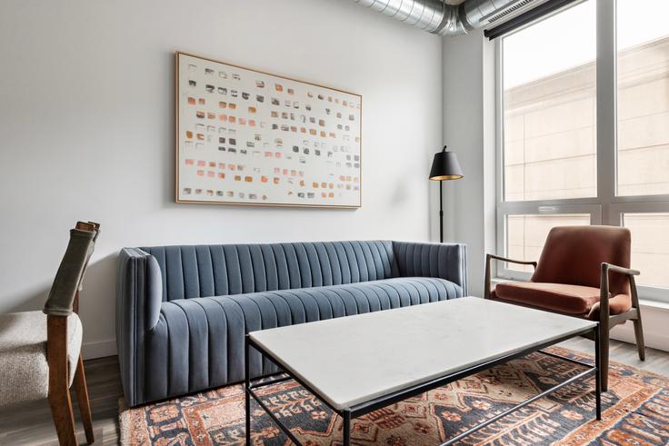 Chicago ChicagoのThe Opalのアパートメントにある、モダンな家具を備えたエレガントなデザインのリビングルーム