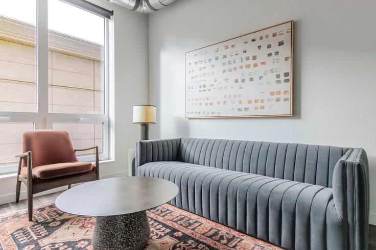 Elegante sala de estar con mobiliario moderno en un apartamento en The Opal en Chicago, Chicago Elegante sala de estar con mobiliario moderno en un apartamento en The Opal en Chicago, Chicago