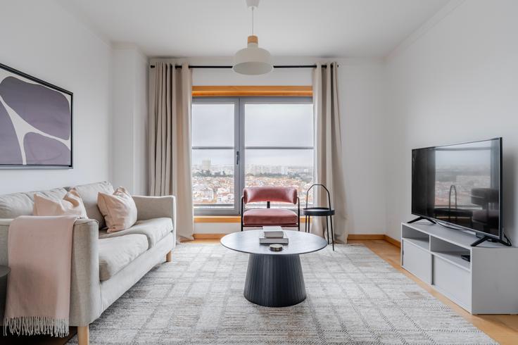 Sala de estar elegantemente projetada com móveis modernos em um apartamento no Panoramic em Parque das Nações, Lisbon