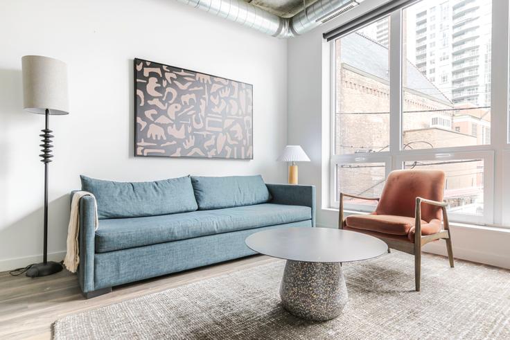 Salle de séjour élégante avec mobilier moderne dans un appartement à The Opal à Chicago, Chicago