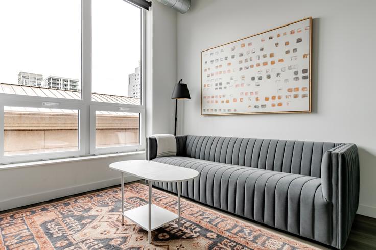 Chicago ChicagoのThe Opalのアパートメントにある、モダンな家具を備えたエレガントなデザインのリビングルーム