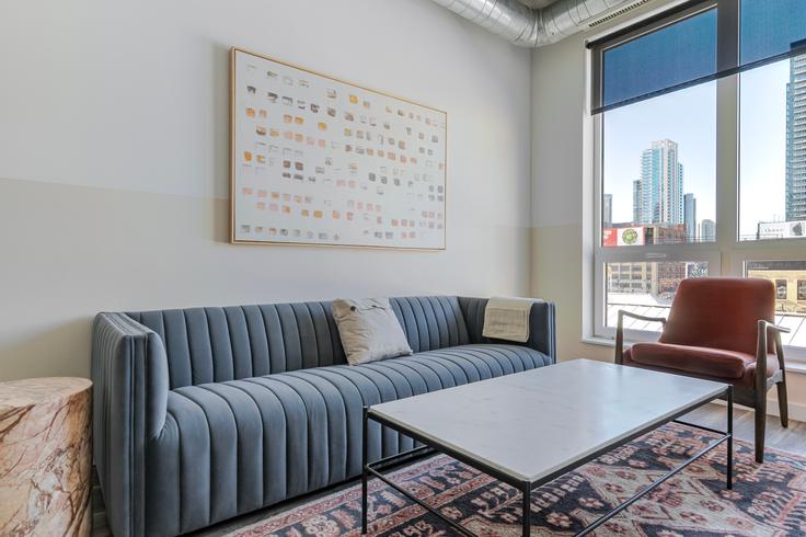 Chicago ChicagoのThe Opalのアパートメントにある、モダンな家具を備えたエレガントなデザインのリビングルーム