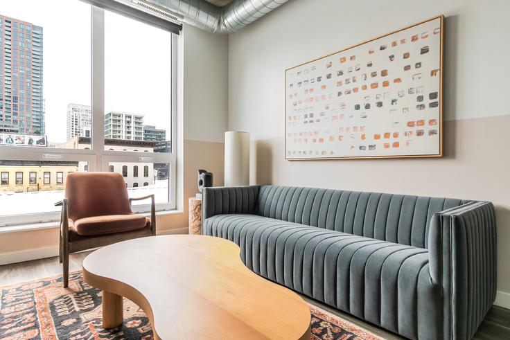 Chicago, Chicago에 위치한 The Opal 유닛의 세련된 인테리어가 돋보이는 거실