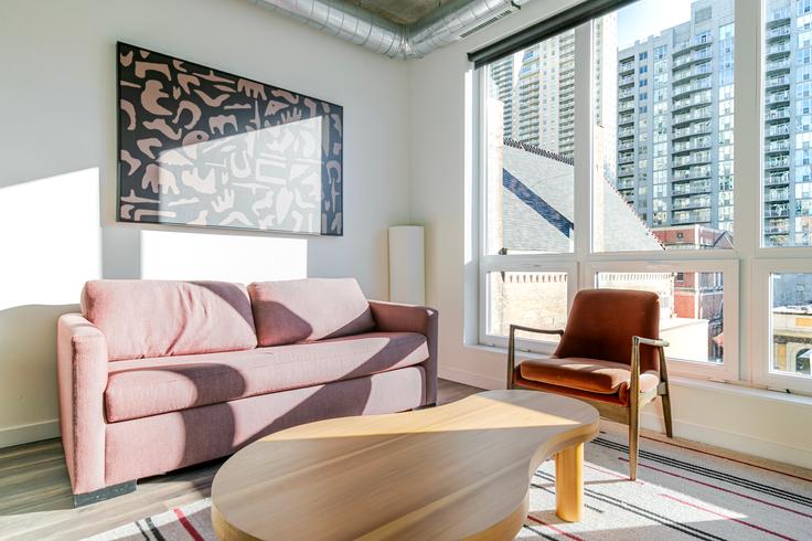 Elegante sala de estar con mobiliario moderno en un apartamento en The Opal en Chicago, Chicago Elegante sala de estar con mobiliario moderno en un apartamento en The Opal en Chicago, Chicago