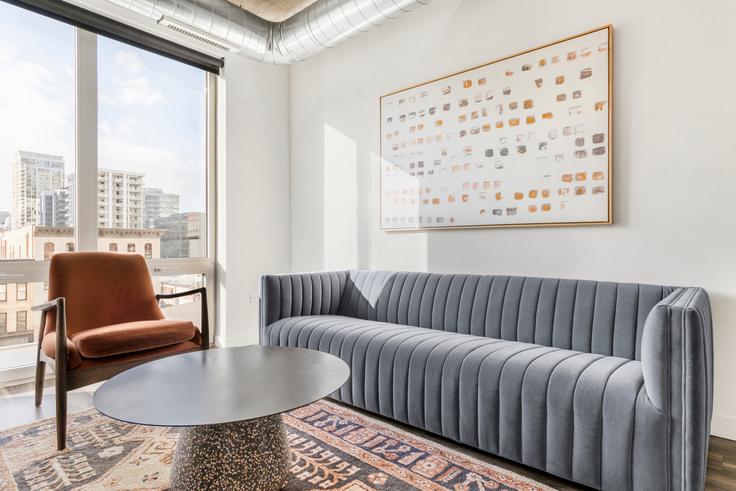 The Opal adresindeki bir dairede modern mobilyalarla zarif bir şekilde tasarlanmış oturma odası Chicago, Chicago