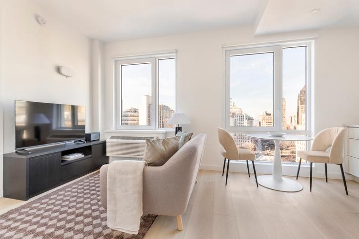 Elegant gestaltetes Wohnzimmer mit moderner Einrichtung in einer Wohnung im Lawrence Tower in Brooklyn, New York Elegant gestaltetes Wohnzimmer mit moderner Einrichtung in einer Wohnung im Lawrence Tower in Brooklyn, New York