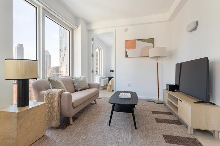 Elegant gestaltetes Wohnzimmer mit moderner Einrichtung in einer Wohnung im Lawrence Tower in Brooklyn, New York Elegant gestaltetes Wohnzimmer mit moderner Einrichtung in einer Wohnung im Lawrence Tower in Brooklyn, New York